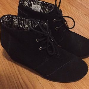 Tom's suede black desert wedge size 8